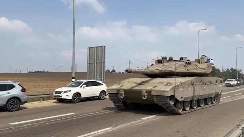 Izrael je oficiálně ve válečném stavu. Tanky míří k Pásmu Gazy i k hranicím Libanonu